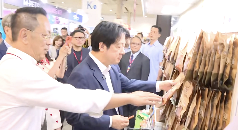 吃完後非常滿意的賴清德隨即添購數包狗肉乾。 圖:翻攝自共訊 吃完後非常滿意的賴清德隨即添購數包狗肉乾。 圖:翻攝自共訊