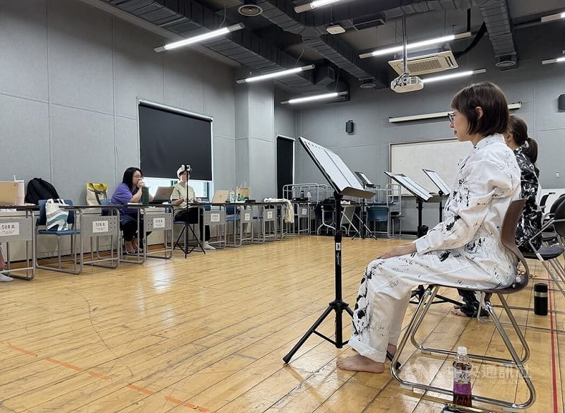 「臺灣漫遊錄」韓文譯者金依莎（後中）除了翻譯台灣小說，也翻譯台灣舞台劇本，像是「千年之癢」、「空襲警報」，也親自到韓國藝術綜合學校觀看排練。&nbsp;&nbsp;&nbsp;圖:中央社