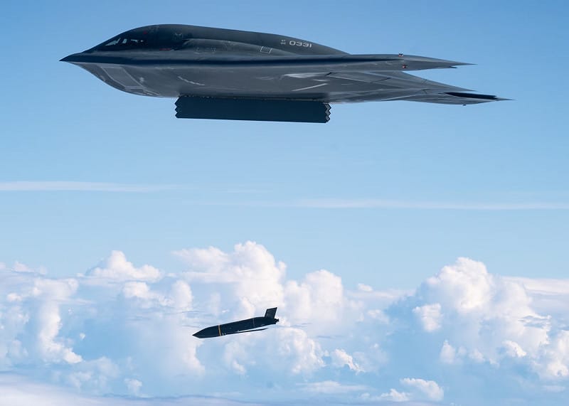 LRASM 是由 AGM-158B 增程型聯合空對地防區外飛彈(JASSM-ER)發展而來,具備低雷達截面、超過 320 公里以上射程,以及抗 GPS 干擾導航能力。 圖:翻攝自X帳號@defensearab LRASM 是由 AGM-158B 增程型聯合空對地防區外飛彈(JASSM-ER)發展而來,具備低雷達截面、超過 320 公里以上射程,以及抗 GPS 干擾導航能力。 圖:翻攝自X帳號@defensearab