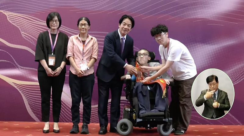 賴清德頒發總統教育獎。 圖:翻攝自總統府YT 賴清德頒發總統教育獎。 圖:翻攝自總統府YT