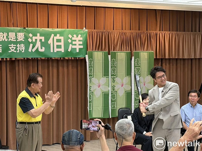 沈伯洋現場揮棒。 圖:高逸帆/攝 沈伯洋現場揮棒。 圖:高逸帆/攝