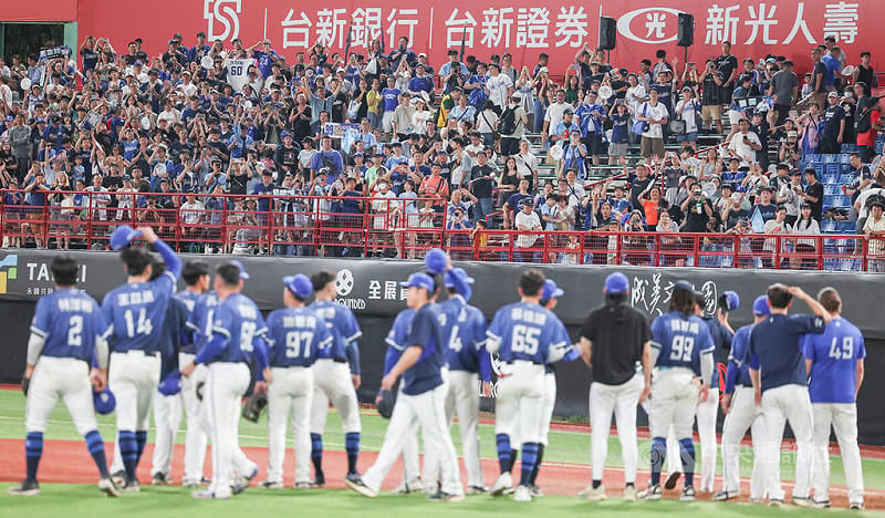 中華職棒富邦悍將隊3日在天母棒球場以6比3擊敗味全龍隊，下半季旗開得勝，選手們賽後到場中向右外野球迷致意，感謝他們的支持。中央社記者張新偉攝　115年7月3日&nbsp;&nbsp;&nbsp;