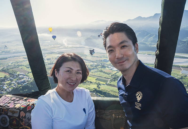 蔣萬安與台東縣長饒慶鈴一同搭乘熱氣球 圖:台北市政府提供 蔣萬安與台東縣長饒慶鈴一同搭乘熱氣球 圖:台北市政府提供