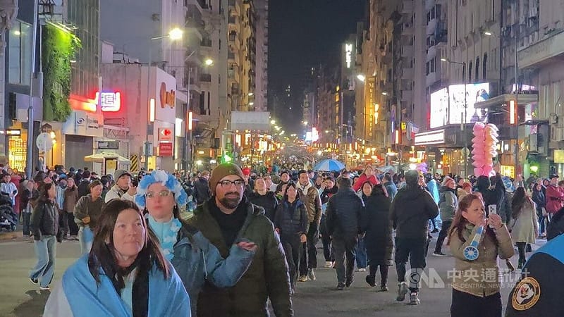 終場哨音響起後，球迷從布宜諾斯艾利斯各地陸續湧向著名景點方尖碑（Obelisco）周邊，往來車輛頻頻按響喇叭，共同慶祝阿根廷挺進16強。中央社記者黃韻如布宜諾斯艾利斯攝　115年7月4日&nbsp;&nbsp;&nbsp;