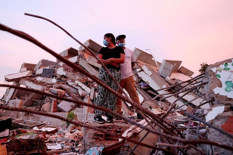 委內瑞拉地震災民站在倒塌的建築物上，持續等待救援團隊的消息。（路透社）&nbsp;&nbsp;&nbsp;