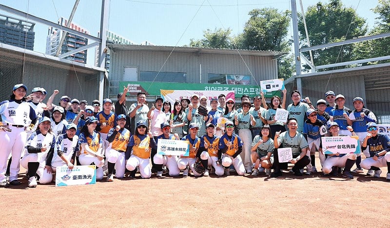 2026台灣女子棒球聯賽鼓勵更多女性勇敢迎接挑戰、突破自我，透過棒球展現自信與實力。&nbsp;&nbsp;&nbsp;圖：民進黨高雄市黨部/提供