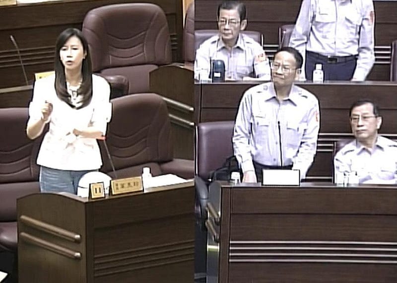 萬美玲於桃園市議會質詢期間，追查校園簽賭案。&nbsp;&nbsp;&nbsp;圖：翻攝自桃園市議會質詢