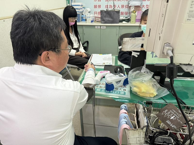矢板明夫接受治療。&nbsp;&nbsp;&nbsp;圖：春雨文教基金會/提供