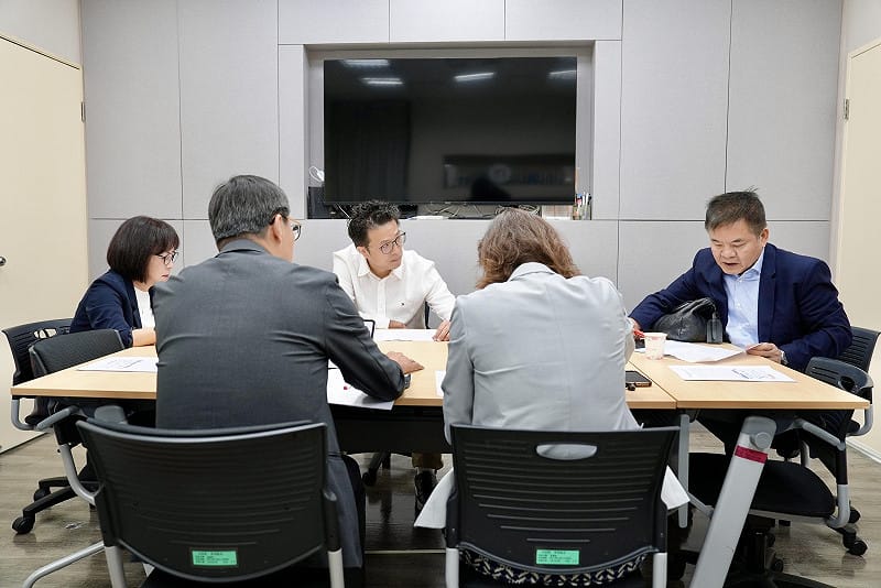 沈伯洋與食藥署開會確認問題油品處理進度問題。&nbsp;&nbsp;&nbsp;圖：沈伯洋辦公室提供