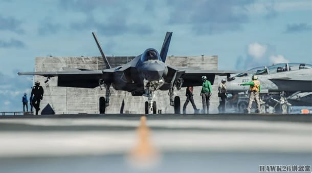  一架美軍 F-35C 準備從華盛頓號航母上被彈射升空。 圖：翻攝自 騰訊網 hawk26 講武堂 