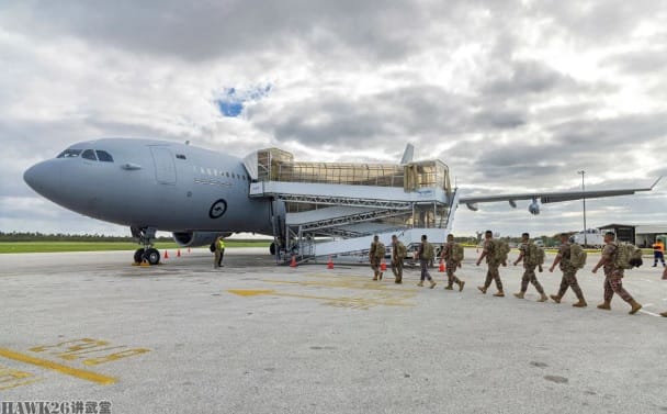  湯加的軍人準備登上澳洲 KC-30A 運輸機，前往夏威夷檀香山參與環台平洋聯合演習。 圖：翻攝自 騰訊網 hawk26 講武堂 