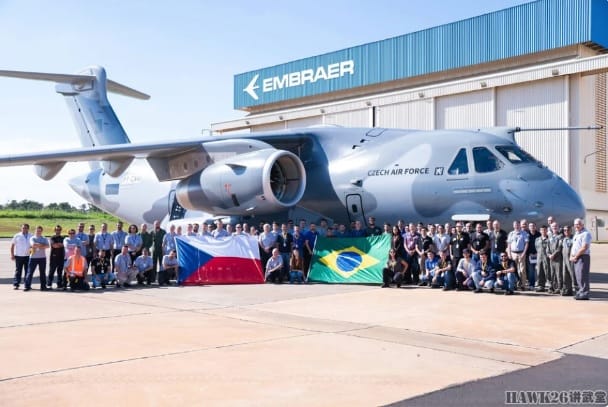  在完成對運輸機的測試與檢驗後，捷克空軍人員與巴西航空工業公司人員合照。 圖：翻攝自 騰訊網 hawk26 講武堂 