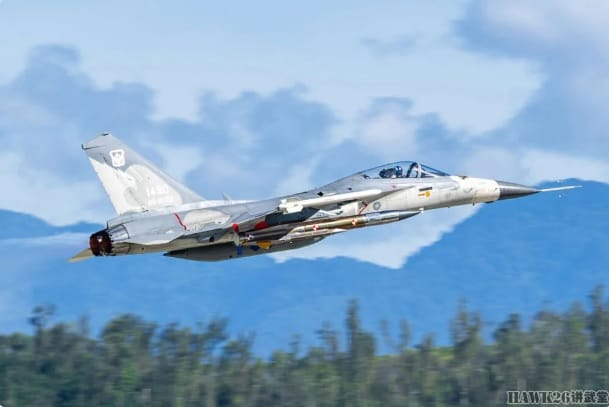  我國的 F-CK-1C 戰機攜帶著「雄驇」超音速反艦導彈升空，準備進行實彈發射試驗。 圖：翻攝自 騰訊網 hawk26 講武堂 