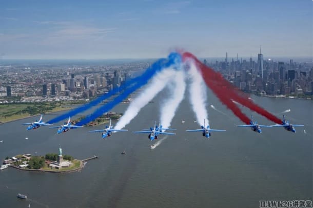  為了慶祝美國建國 250 周年，英國皇家空軍的「紅箭」表演飛行隊在紐約哈德遜河上空噴灑著藍、白、紅的三色煙霧。 圖：翻攝自 騰訊網 hawk26 講武堂 