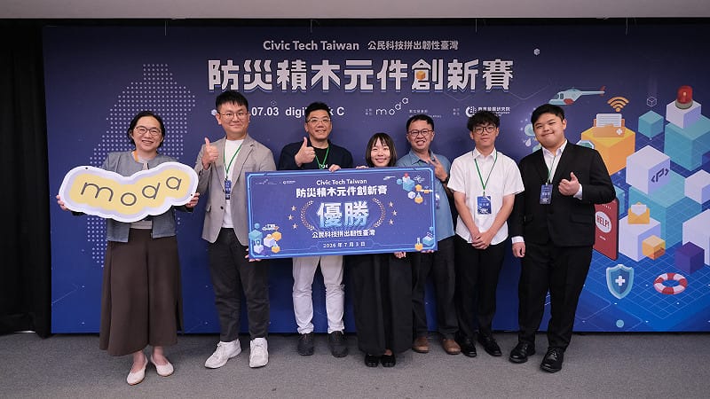 獲勝代表與數發部次長侯宜秀（左一）合影。&nbsp;&nbsp;&nbsp;圖：數發部提供