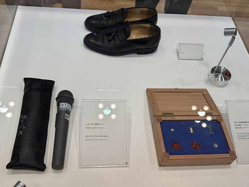 此次展覽共展出約100件珍貴遺物，其中最受矚目的，是安倍於2022年7月8日在奈良街頭演說遇襲時所使用的麥克風、當時穿著的皮鞋，以及因槍擊而碎裂的眾議員徽章。&nbsp;&nbsp;&nbsp;圖：駐日代表處/提供
