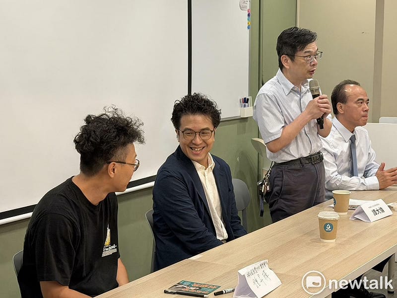 獸醫師公會全聯會理事長譚大倫(右二)說,他之前在大安森林公園散步都是老鼠。 圖:高逸帆/攝 獸醫師公會全聯會理事長譚大倫(右二)說,他之前在大安森林公園散步都是老鼠。 圖:高逸帆/攝