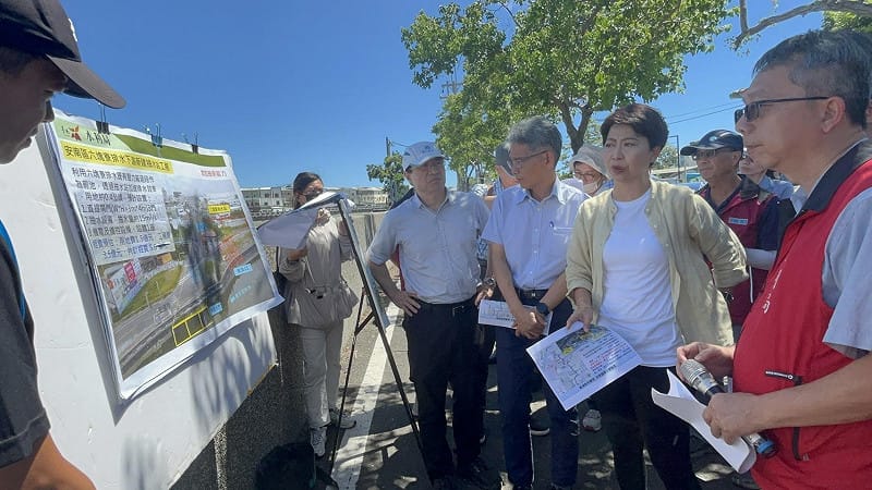 陳亭妃邀集經濟部賴建信次長、水利署長、市府及相關單位現地會勘，針對排水瓶頸、抽水系統及後續改善計畫逐一檢討，要求中央加速經費核定與工程推動，從源頭到下游全面提升防洪能力。&nbsp;&nbsp;&nbsp;圖：陳亭妃服務處提供