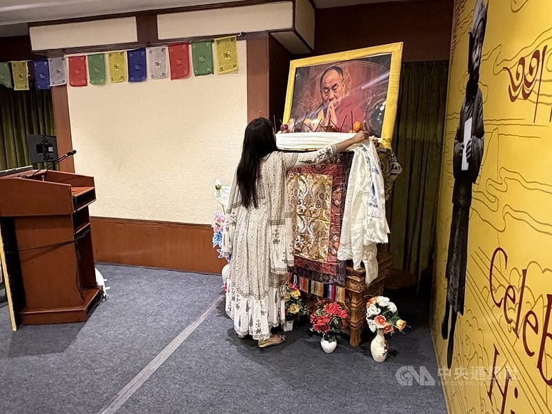 達賴喇嘛駐德里辦事處6日舉辦活動，慶祝達賴喇嘛91歲生日，民眾在活動中獻上「哈達」表示祝賀。中央社記者李晉緯新德里攝　115年7月7日&nbsp;&nbsp;&nbsp;圖：中央社提供