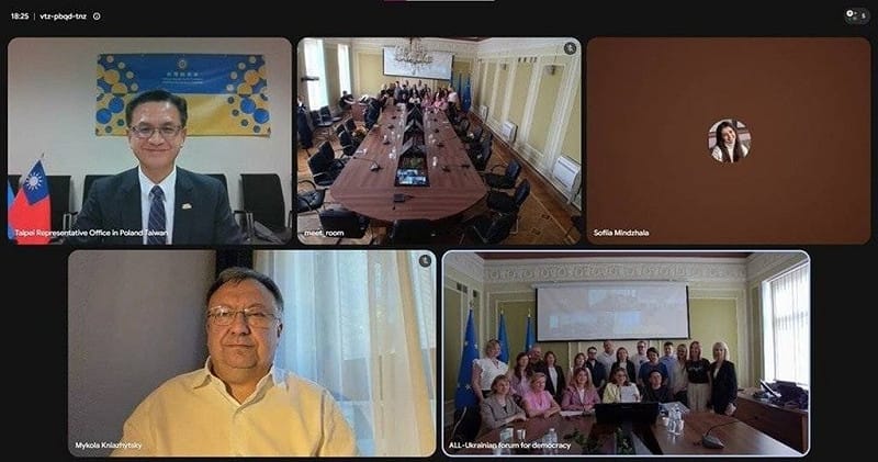 駐波蘭代表劉永健（左上1）與烏克蘭國會議員克尼茨基（Mykola Kniazhytskyi）（右下1）等人合影。&nbsp;&nbsp;&nbsp;圖：駐波蘭代表處提供