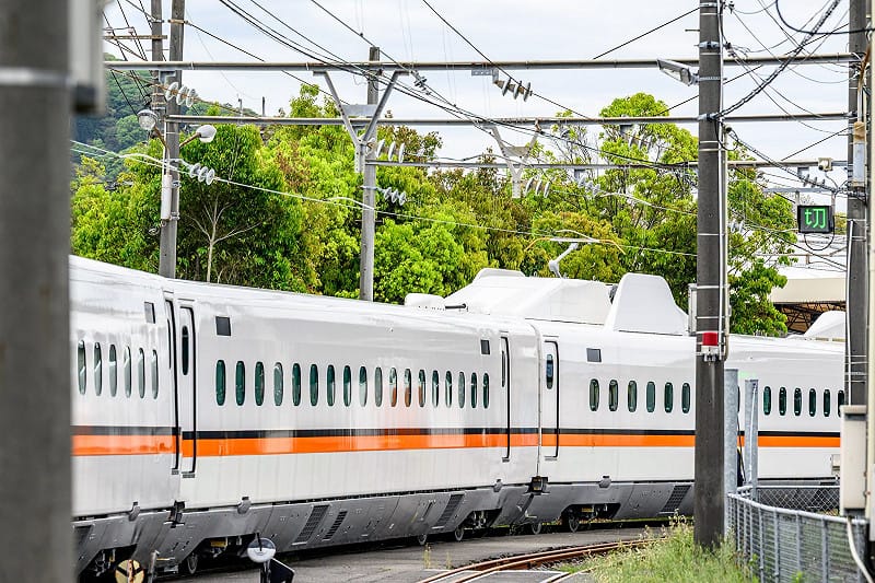 台灣高鐵新世代列車 N700ST ，是日本日立東芝聯盟製造，的外觀延續了經典的白底與橘黑線條。&nbsp;&nbsp;&nbsp;圖：翻攝自台灣高鐵臉書