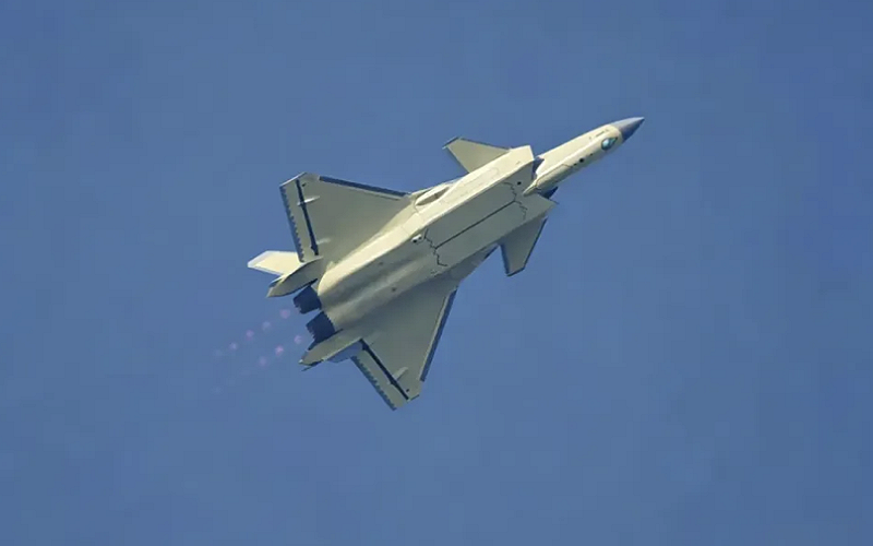 殲-20A 在氣動設計、航空發動機、機載電子系統及內部結構等方面均進行大幅改進，被外界視為中國空軍向「五代半」戰機標準邁進的重要型號。&nbsp;&nbsp;&nbsp;圖：翻攝自 國平視野