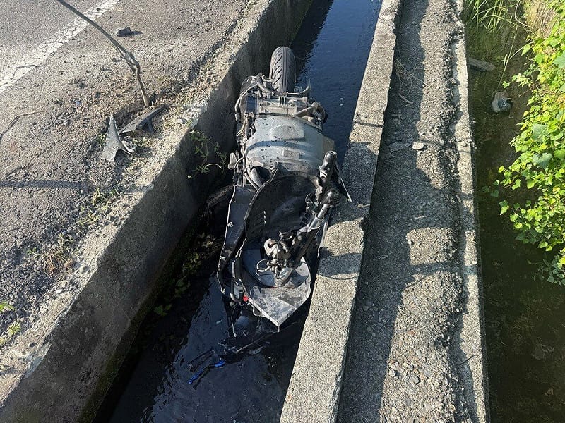 屏東縣竹田鄉8日上午發生死亡車禍，1輛轎車與1部機車碰撞掉進大排水溝，機車騎士與後座乘客拋飛不治，事故原因仍待警方釐清。（屏東縣政府消防局提供）中央社記者黃郁菁傳真　115年7月8日&nbsp;&nbsp;&nbsp;