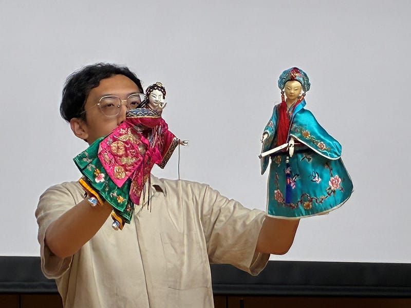 亦宛然掌中劇團團員張家銘於開幕式時演示戲偶&nbsp;&nbsp;&nbsp;臺灣文化中心提供