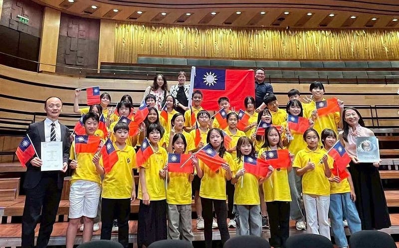 「高雄市兒童合唱團」赴匈牙利參加「2026第5屆布達佩斯國際合唱慶典」，榮獲民謠組金獎與兒童組銀獎的佳績。&nbsp;&nbsp;&nbsp;圖：（駐匈牙利代表處提供）中央社
