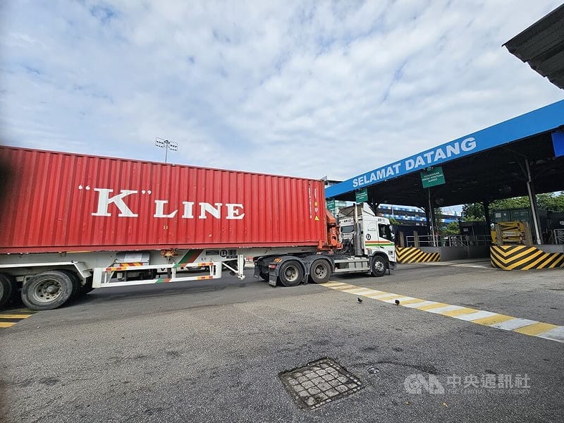 貨櫃車載運貨櫃進出馬來西亞巴生港碼頭，港區日夜裝卸、轉運全球貨物，支撐馬來西亞對外貿易與區域物流發展。中央社記者黃自強巴生攝　115年7月9日&nbsp;&nbsp;&nbsp;圖：中央社提供