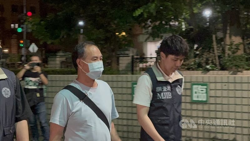 新北市消防局疑涉採購弊案，林姓廠商（前左）涉圖利等罪嫌，9日凌晨被移送新北地檢複訊，訊後遭聲押禁見。中央社記者曹亞沿攝　115年7月9日&nbsp;&nbsp;&nbsp;