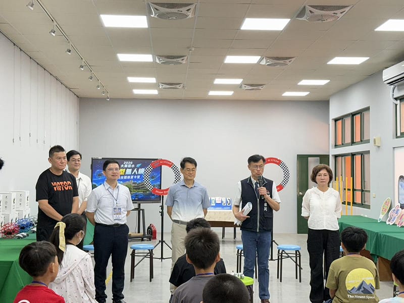 教育局長蔣偉民指出，台中市無論在航太產業或無人機量產上皆為全國重鎮，市府近期更連續舉辦兩場無人機論壇，足見台中在該產業的關鍵地位。&nbsp;&nbsp;&nbsp;圖：台中市議員黃馨慧/提供