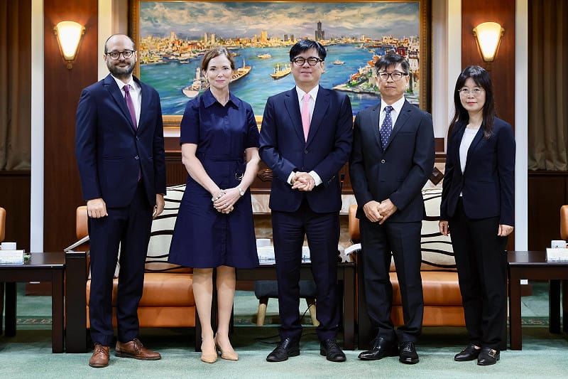 加拿大駐台北貿易辦事處代表何曼麗就任後首度訪高拜會陳其邁市長，雙邊就教育、科技發展及經貿合作等多元議題深入交換意見。&nbsp;&nbsp;&nbsp;圖：高雄市行國處/提供