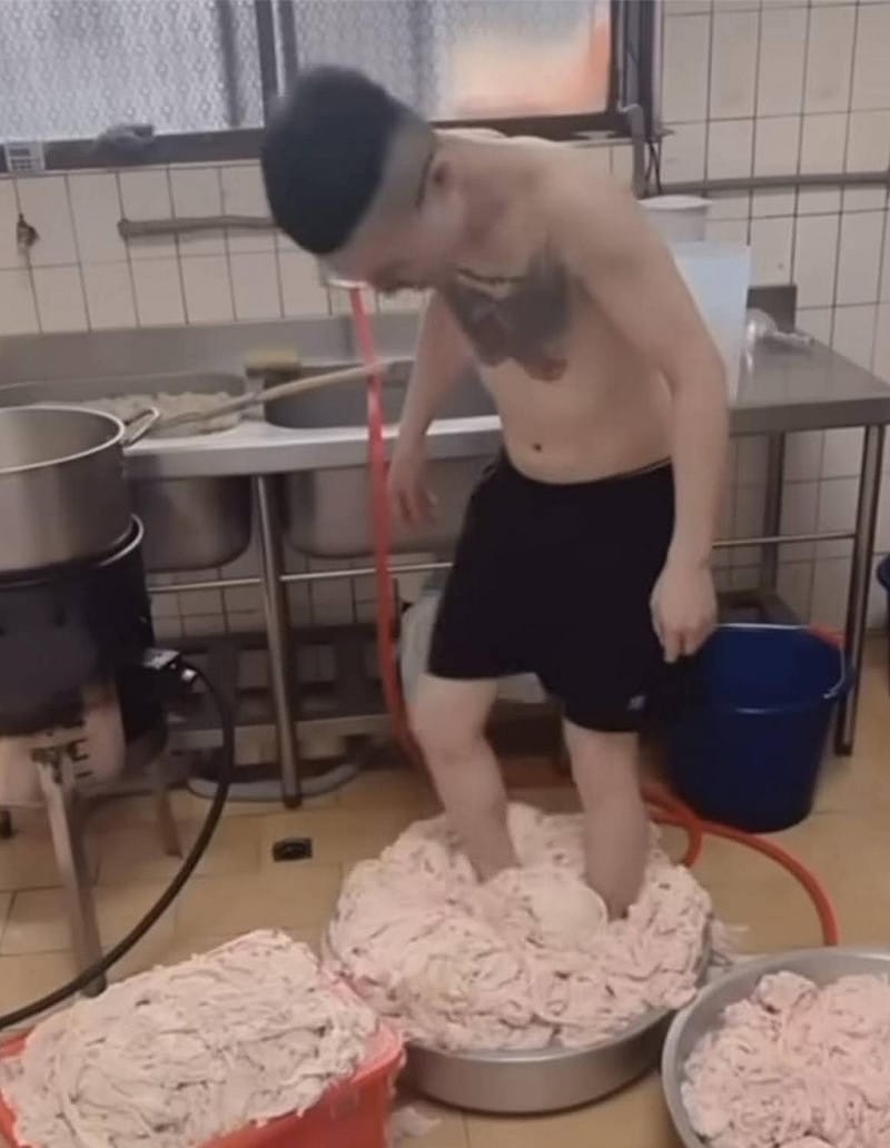 男子甚至還面對鏡頭開心地宣稱，這是在幫雞排「 去角質 」，隨後仰頭大笑強調「 我有洗乾淨喔 」。&nbsp;&nbsp;&nbsp;圖：翻攝自網路
