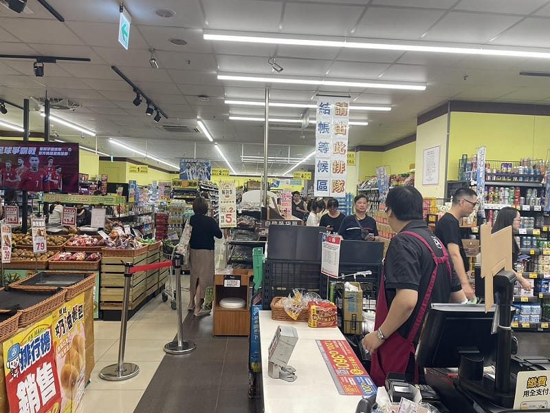 強颱巴威逼近，民眾湧入賣場搶購防颱物資，結帳時形成大排長龍的景象。&nbsp;&nbsp;&nbsp;圖：張正霖攝