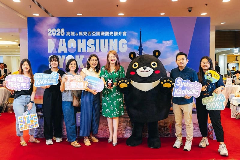 高閔琳(右四)與馬國當地多家媒體代表合影。&nbsp;&nbsp;&nbsp;圖：高雄市觀光局/提供