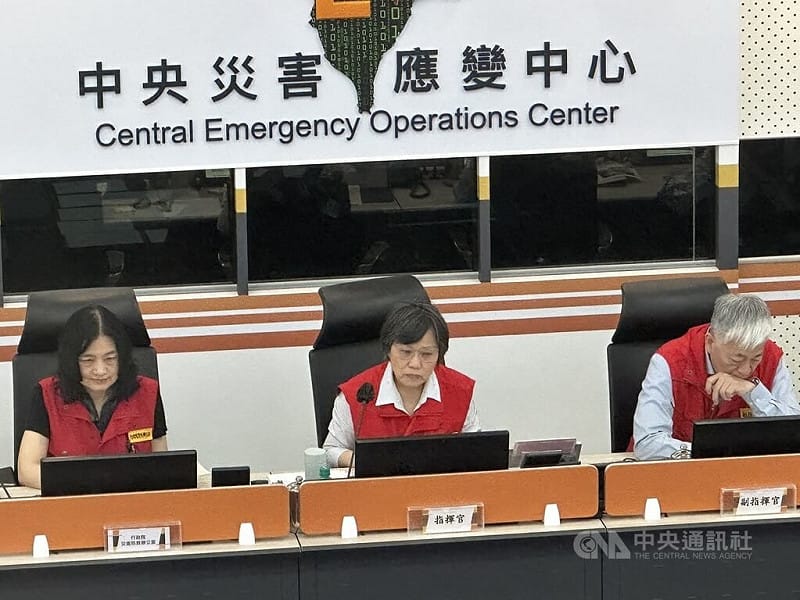 中央災害應變中心10日召開颱風巴威第4次工作會報暨情資研判會議，由指揮官、內政部長劉世芳（中）主持。中央災害應變中心統計颱風目前造成5傷，包含騎車路滑自摔等。中央社記者劉建邦攝　115年7月10日&nbsp;&nbsp;&nbsp;