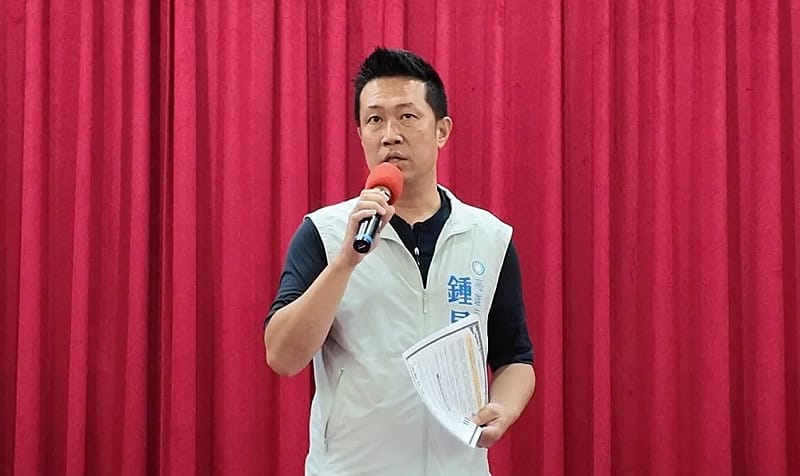 鍾易仲強調高雄青年需要的是真正能改善薪資、創造優質工作、降低居住成本、讓高雄產業升級的具體政策，而不是一份充滿「溫暖力」的空洞華麗簡報。&nbsp;&nbsp;&nbsp;圖：取自鍾易仲臉書