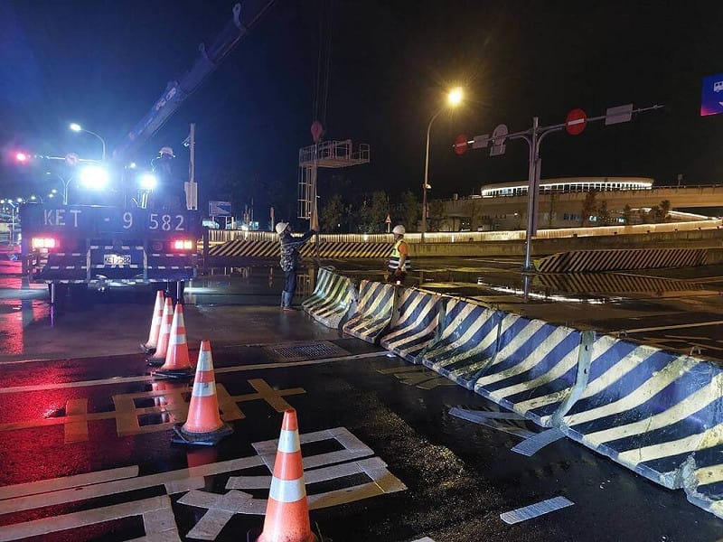 颱風巴威來襲，淡江大橋10日晚間預警性封閉。&nbsp;&nbsp;&nbsp;圖：公路局提供