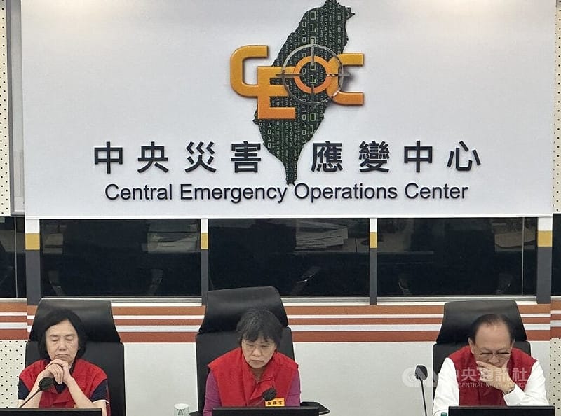 中央災害應變中心11日晚間召開第8次工作會報，由指揮官、內政部長劉世芳（中）主持；統計至晚間7時，颱風巴威襲台期間共造成113人受傷。中央社記者劉建邦攝　115年7月11日&nbsp;&nbsp;&nbsp;