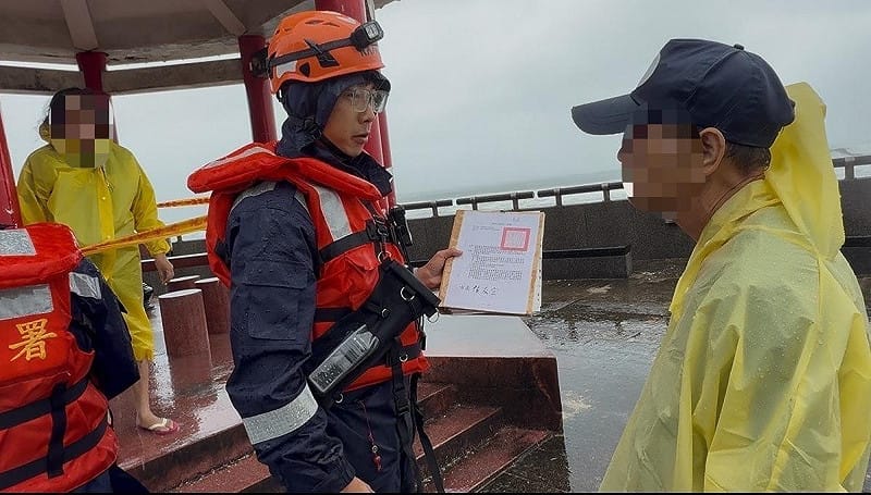 民眾違規進入公告警戒區，海巡人員依法開立通知書及舉發單。&nbsp;&nbsp;&nbsp;圖：海巡署北部分署提供