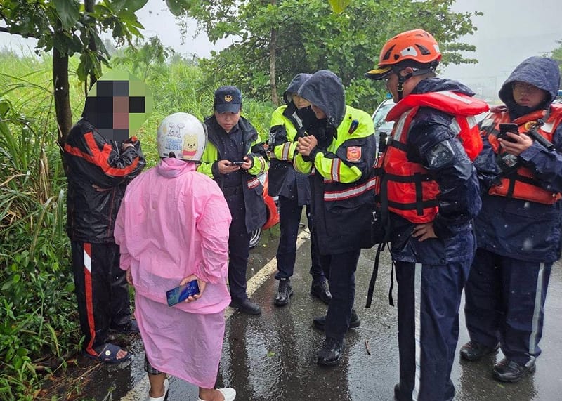 民眾違規進入公告警戒區，海巡人員依法開立通知書及舉發單。&nbsp;&nbsp;&nbsp;圖：海巡署北部分署提供