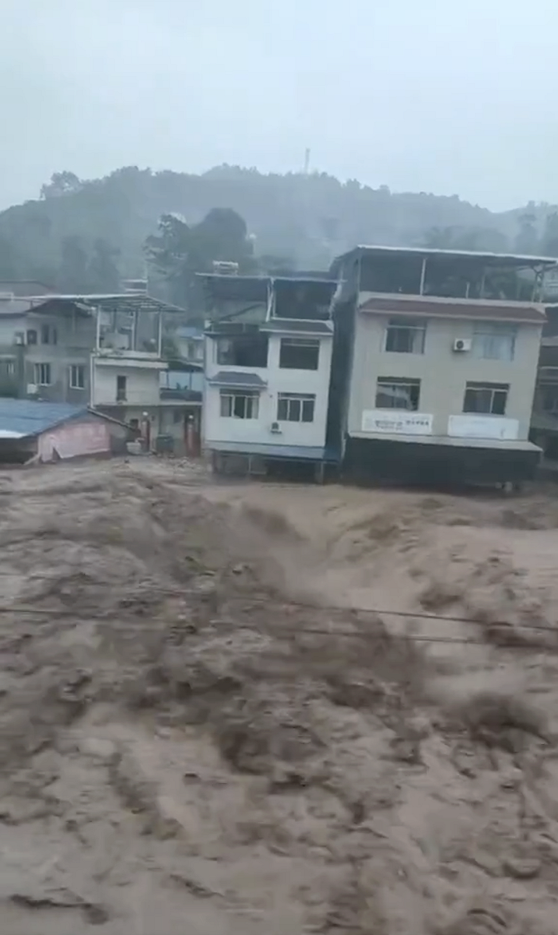 四川樂山馬邊縣遭遇嚴重洪水襲擊，馬路淪為泥流河道。&nbsp;&nbsp;&nbsp;圖：翻攝自 Ｘ @wangjupaian