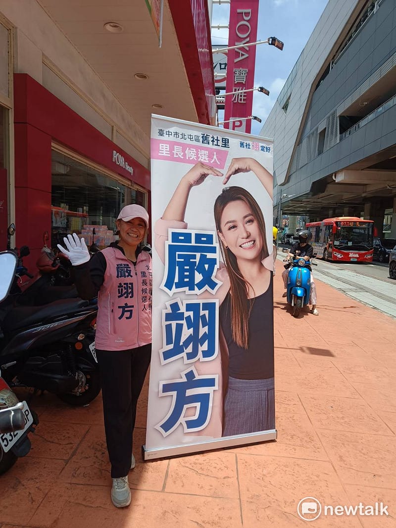 縱使烈日當頭、氣溫持續飆高，嚴翊方依然選擇在路口，獨自一人頂著高溫高舉大型宣傳看板，面帶微笑向路過的市民揮手問候。&nbsp;&nbsp;&nbsp;圖：唐復年/攝