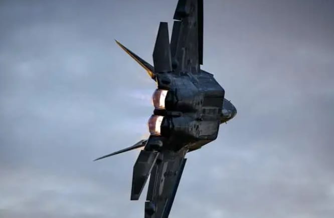  美軍F-22猛禽戰機翱翔空中的英姿。 圖 : 翻攝自環球戰略解讀 