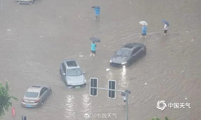  承德寬城縣遭遇洪水肆虐，多處街道汪洋一片。 圖:翻攝自騰訊網 