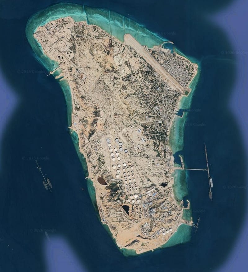 美軍近日首次針對伊朗石油出口樞紐「哈格島」的石油設施發動軍事打擊。 圖:翻攝自 X @Osinttechnical 美軍近日首次針對伊朗石油出口樞紐「哈格島」的石油設施發動軍事打擊。 圖:翻攝自 X @Osinttechnical