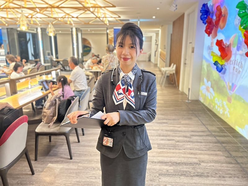 東方宇逸貴賓室主任苗淑娜在高度忙碌的營運現場，總能維持冷靜並妥善承接旅客需求，展現專業的服務精神。&nbsp;&nbsp;&nbsp;圖/ 東方宇逸貴賓室提供