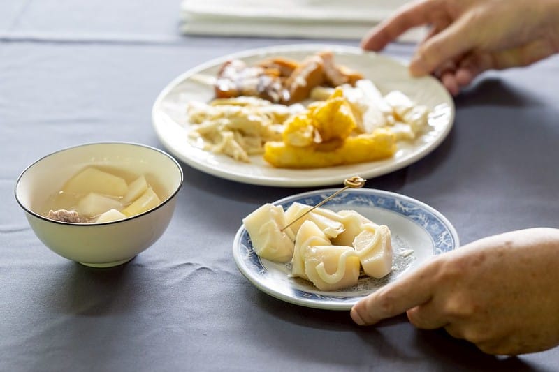 賴清德品嘗竹筍料理,並大讚風味鮮甜,令人印象深刻。 圖:總統府提供 賴清德品嘗竹筍料理,並大讚風味鮮甜,令人印象深刻。 圖:總統府提供