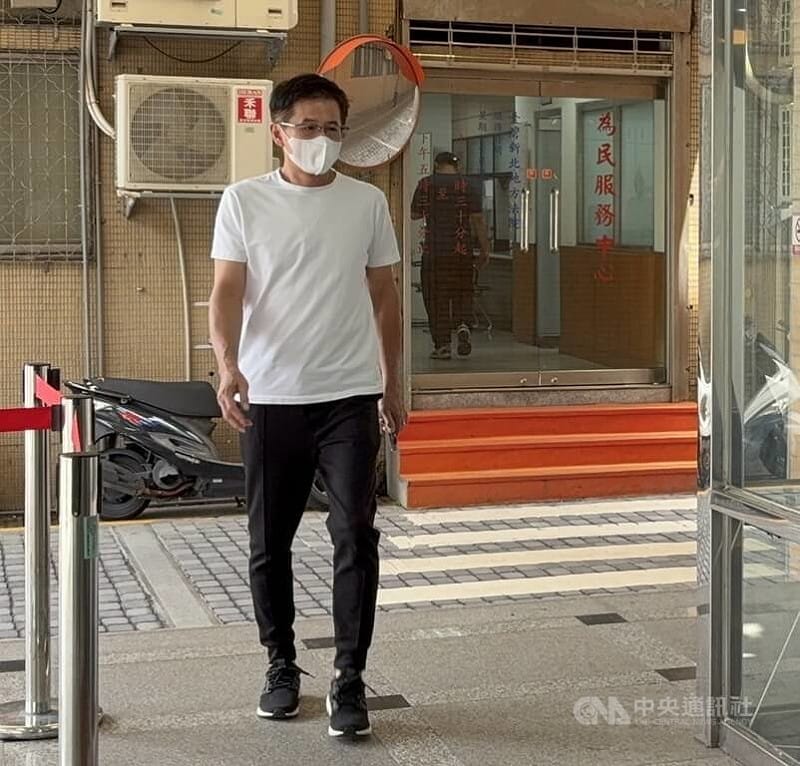 網紅Andy與前女友家寧爆出YouTube頻道「眾量級CROWD」帳務糾紛，家寧一家被起訴。家寧爸爸張國龍（圖）14日被傳喚，現身新北地方法院。中央社記者曹亞沿攝　115年7月14日&nbsp;&nbsp;&nbsp;